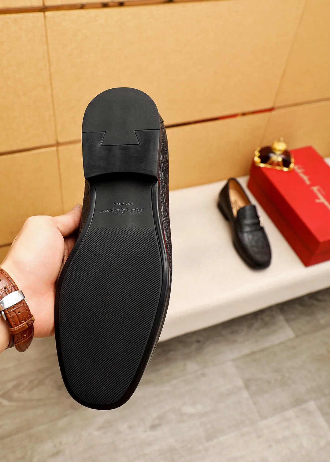 Men's shoes 💰480 💐 Product trademark: Ferragamo "Ferragamo" casual leather shoes Regular size: 38-44 (45🉑️customized) Product materials: Selected imported first-layer calfskin embossed upper + luxury hardware buckle, imported water-dyed cowhide leather lining. Strong three-dimensional visual effect, original outsole color: 1⃣️color optional
